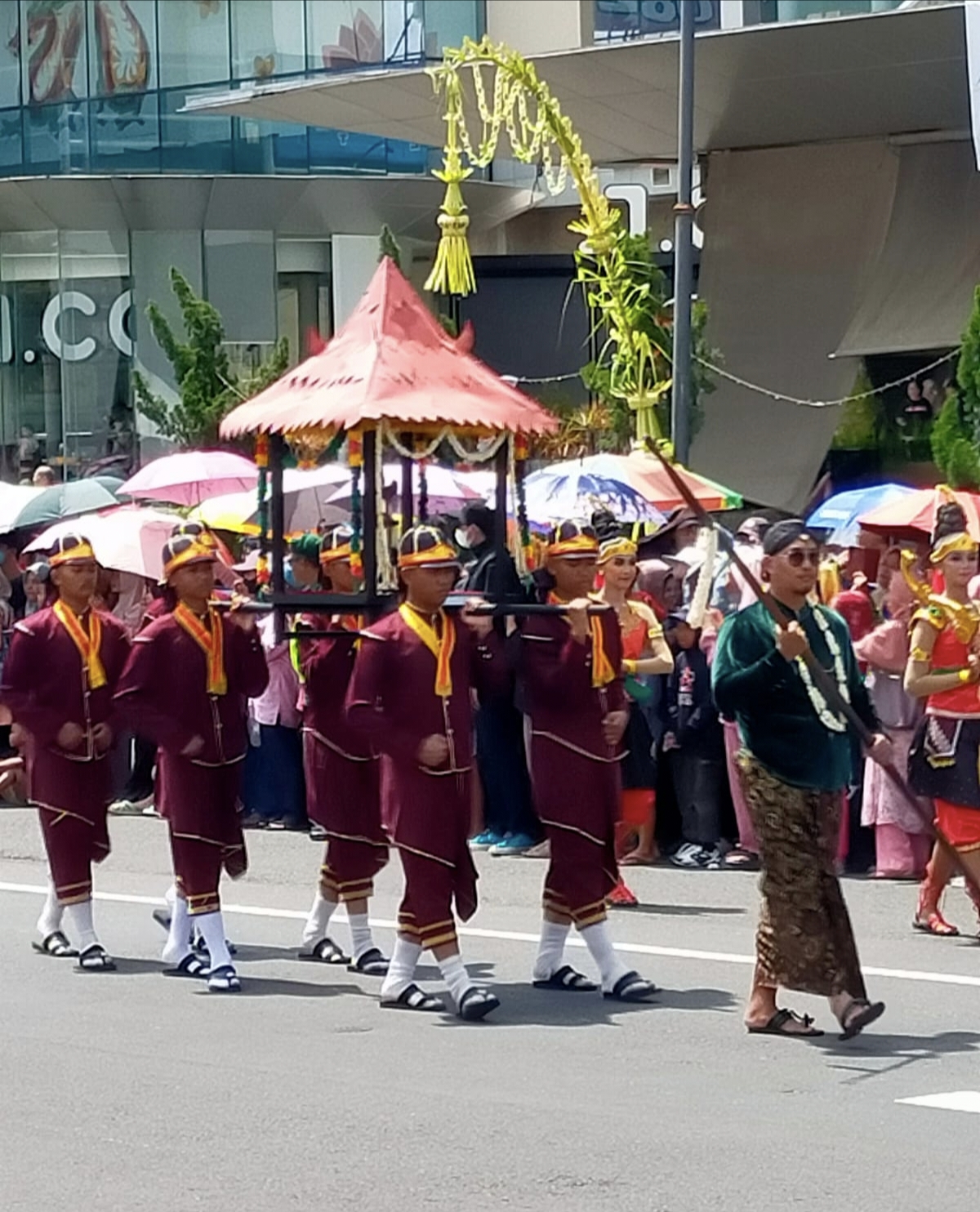 Mahasiswa Inbound PMM 4 Ikut dalam Semarak Kebinekaan Kirab Pusaka Kabupaten Banyumas